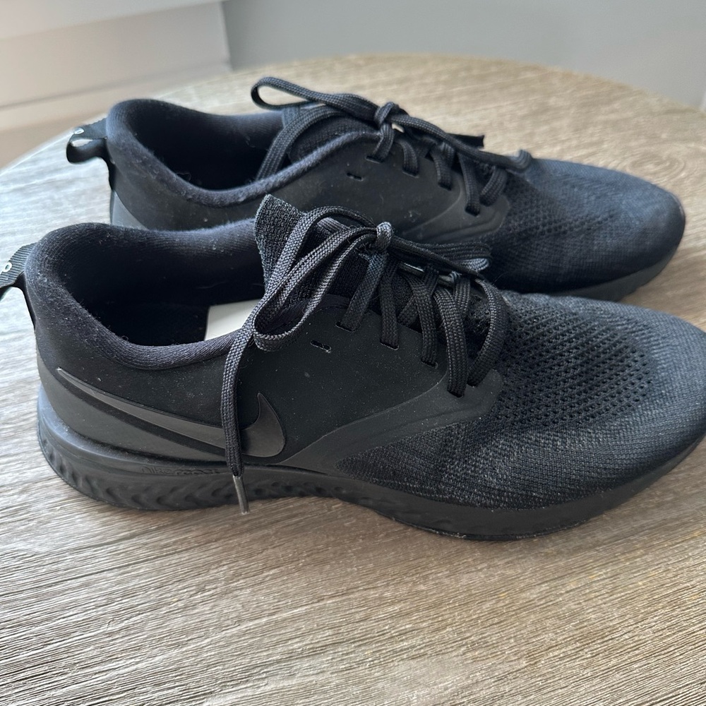 Nike Odyssey sneaker react US 9.5 excellent condition.